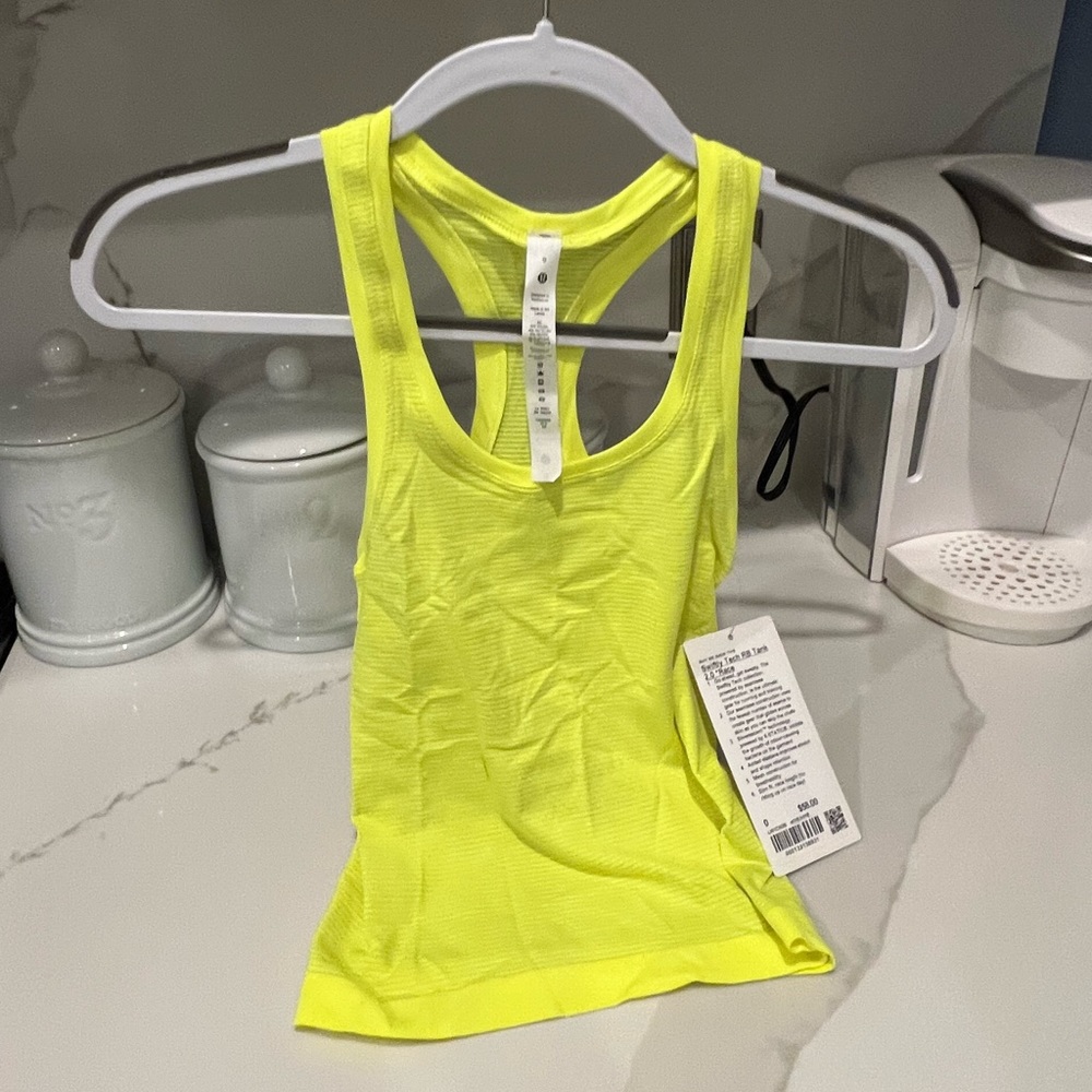 Lululemon NWT Swiftly Race Length Tank Top Size 0 in Highlight Yellow.